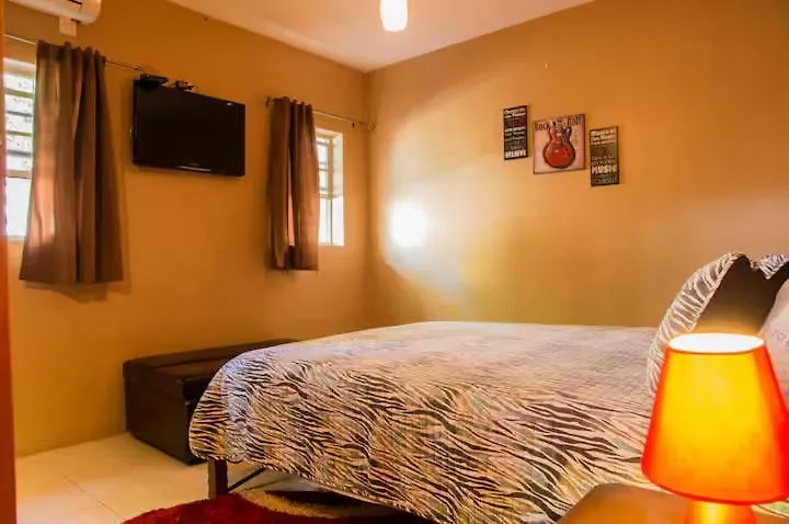 One32 Guesthouse Bejeweled Kingston Apartment
