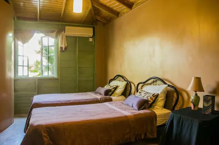 One32 Guesthouse Bejeweled Kingston