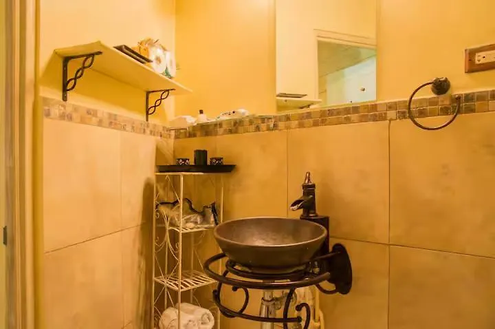 One32 Guesthouse Bejeweled Kingston Apartment